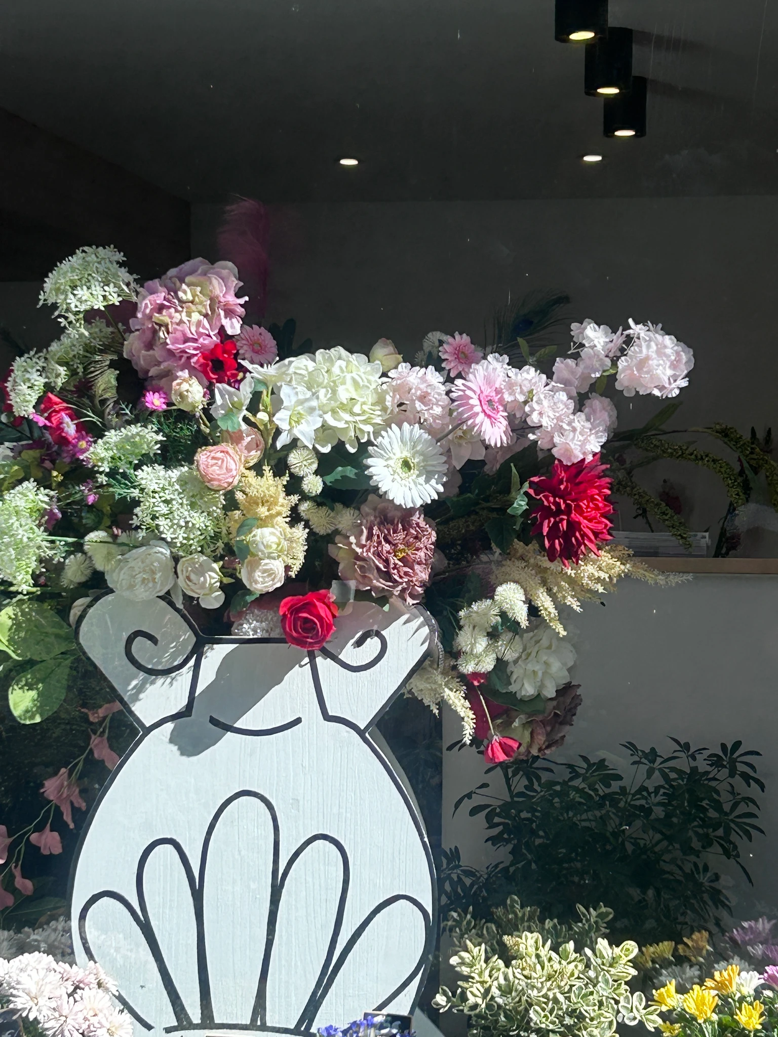 Composition fleurs artificielles vitrine.JPG